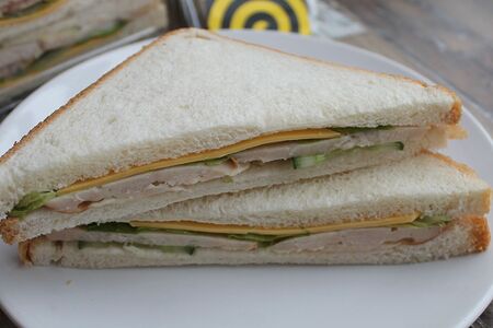 Сэндвич с куриным рулетом