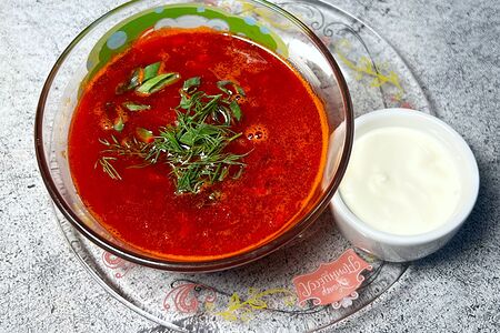 Детский борщ с говядиной и сметаной