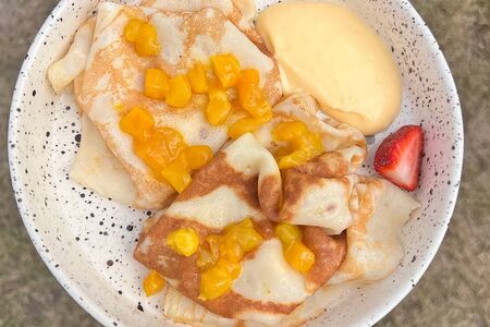 Блины с манго и заварным кремом