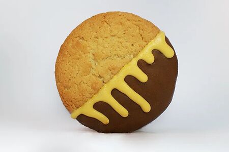 Биг Вупи пай с бананом и солёной карамелью в молочном шоколаде