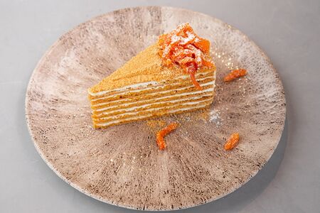 Медовый торт с абрикосово - сметанным кремом