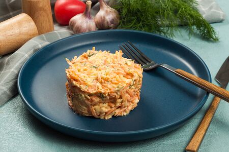 Салат морковный с сыром и чесноком