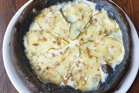 Пицца с грушей и горгонзолой