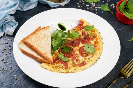 Омлет с колбасой