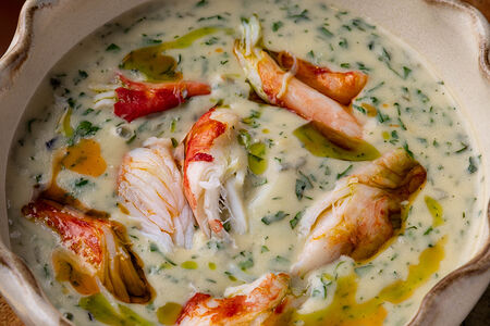 Зеленый суп из трав с крабом