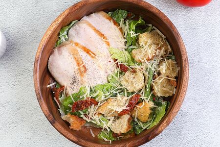Салат Цезарь с куриной грудкой