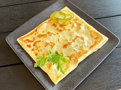 Блинчик со свининой и грибным соусом