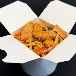Лапша с курицей в соусе Шрирача