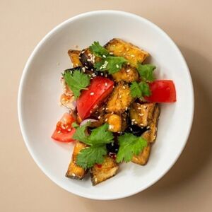 Салат с хрустящими баклажанами и кинзой