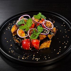 Салат с хрустящими баклажанами