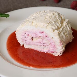 Малиновый меренговый рулет