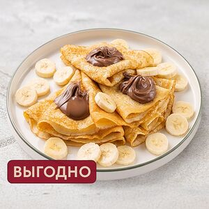 Большая порция блинчиков с бананом и Nutella