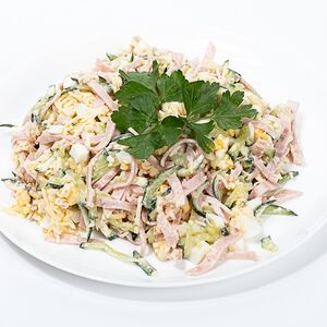 Салат из ветчины и сыра