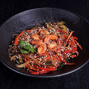 Теплый салат с фунчозой