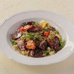 Теплый салат с куриной печенью и кускусом