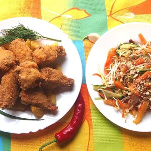 Куриные крылышки и салат Сайгон