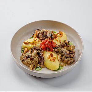 Бефстроганов с шампиньонами в сливочно-перечном соусе и картофельным пюре