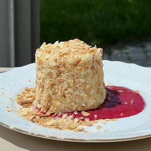 Поленница с клубничным соусом 