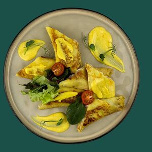 Блины с копченой курицей, ананасом и карри
