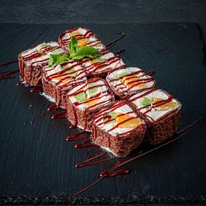 Свит-ролл шоколадный с персиком и киви