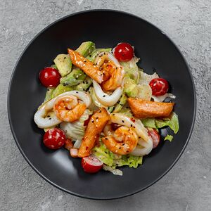 Тёплый салат с морепродуктами