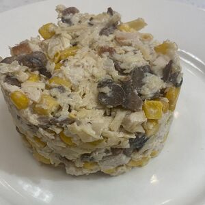 Салат с курицей, грибами  и омлетом