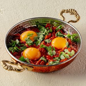 Шакшука с печеным перцем и томатами