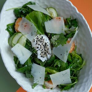 Салат с креветками, цукини, пашот