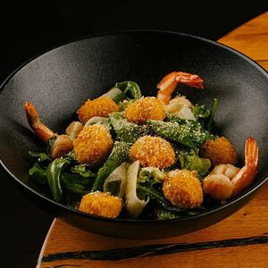 Салат с лососем криспи, креветкам и свежей зеленью