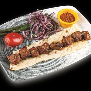 Чоп шиш - шашлык из баранины на лаваше с гарниром, овощами на гриле, маринованным луком и соусом