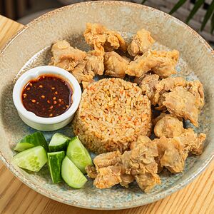 Хрустящий цыплёнок и жареный рис