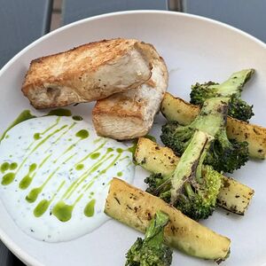 Куриная грудка су-вид с зелеными овощами и йогуртовым соусом