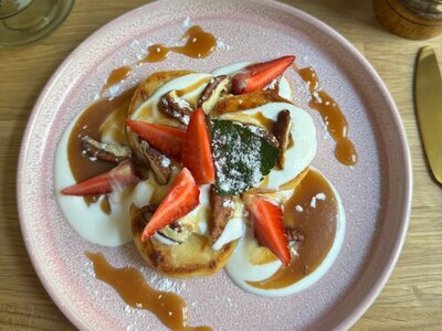 Сырники со сметаной, соленой карамелью и орехами пекан