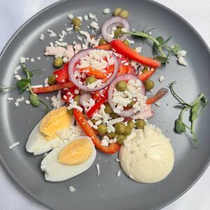 Салат из овощей с ветчиной