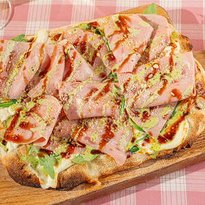 Пицца с тамбовским окороком и базиликовым айоли