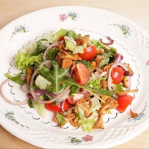 Салат из свежих овощей с рукколой, лисичками и куриным филе