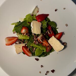 Спаржа, клубника, шпинат, апельсиновый соус