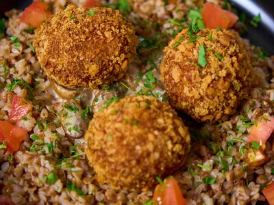 Митболы из цыплёнка с гречневой кашей и грибным соусом