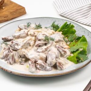 Жаркое из сердечек куриных с грибами и сливками