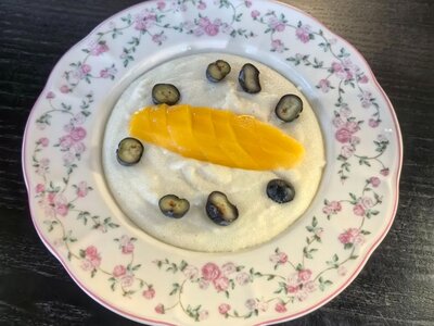Каша манная с клубникой и манго