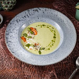 Огуречный гаспачо с форелью и сыром страчателла 