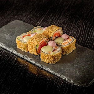 Горячий ролл с крабом, лососем и авокадо