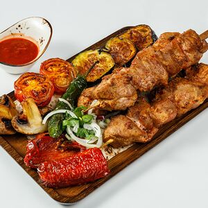 Шашлык из свиной шейки с овощами гриль