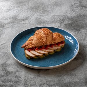 Круассан с куриной грудкой и печёным перцем