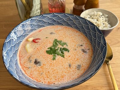 Том ям на кокосовом молоке с курицей, подается с рисом