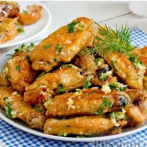 Крылышки, запечённые с чесночком по-домашнему