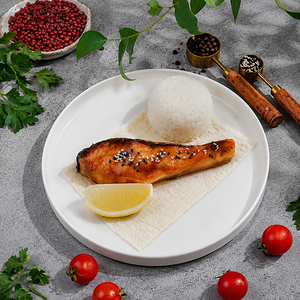 Стейк из семги с соусом терияки и рисом