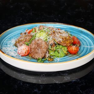 Салат с говядиной, рукколой и пармезаном 