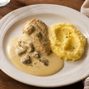 Куриная грудка в грибном соусе с картофельным пюре