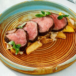 Медальоны из говядины с грибным соусом и картофелем